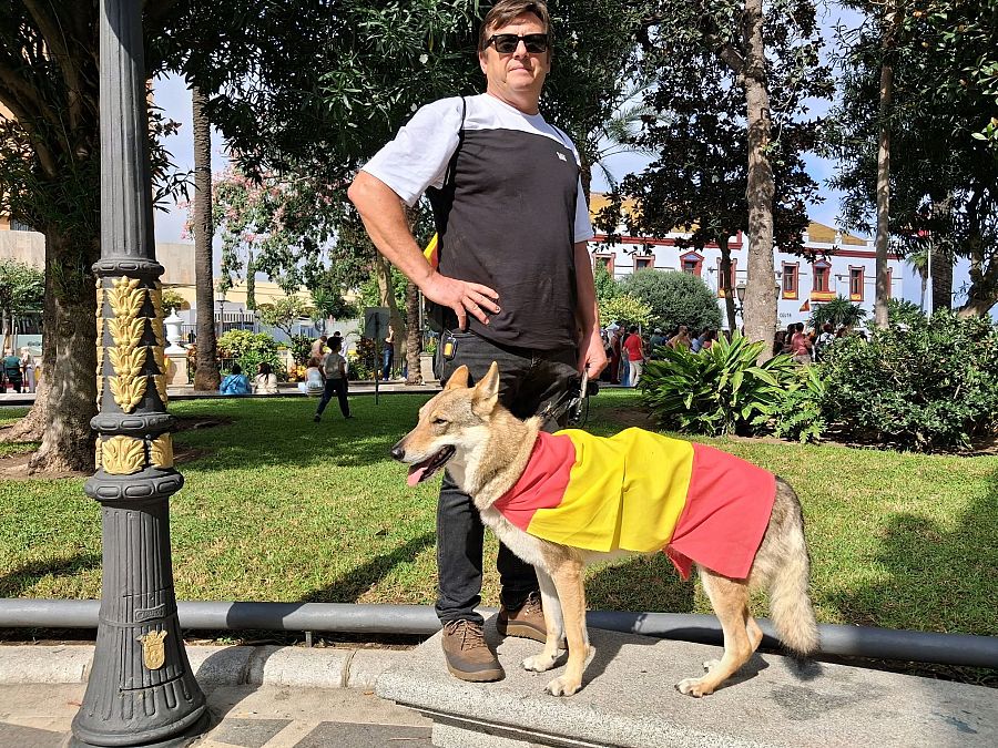 Nico y Luna subidos a un banco de piedra en el centro de la Plaza de África durante la visita real.