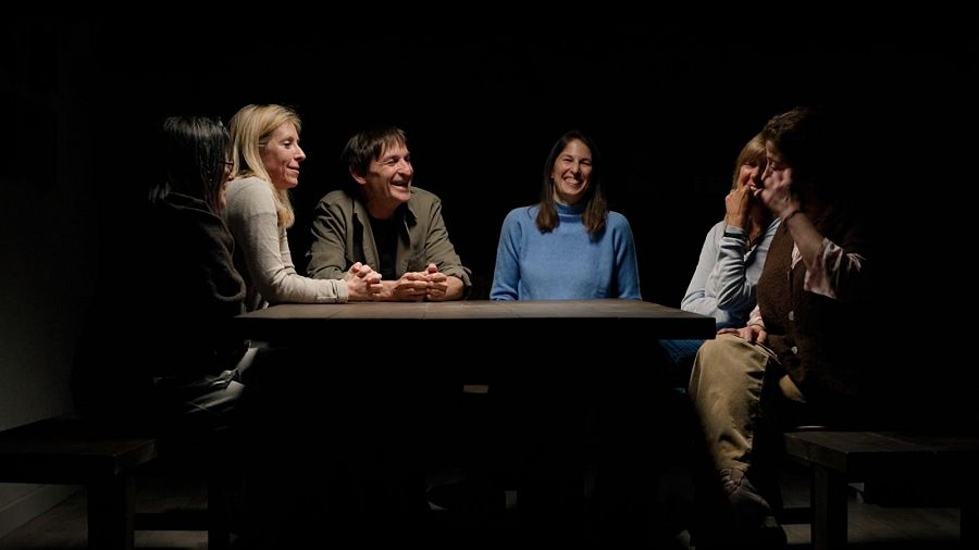 Un grup de dones conversen a 'Catalunya fantàstica' amb Albert Pla sobre les bruixes de Viladrau