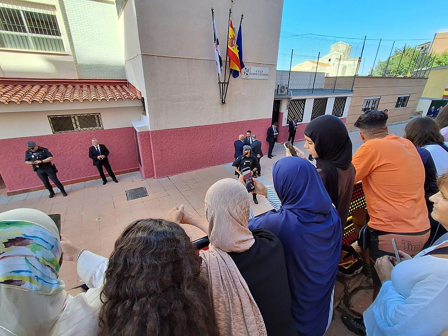 Vecinos del barrio de Manzanera y padres de alumnos esperan a que los reyes salgan del colegio.