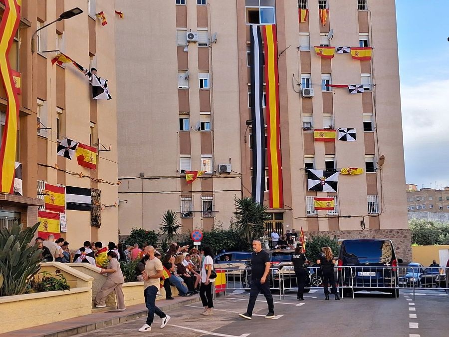 Los vecinos de la barriada Manzanera han engalanado sus edificios con banderas ante la visita real.