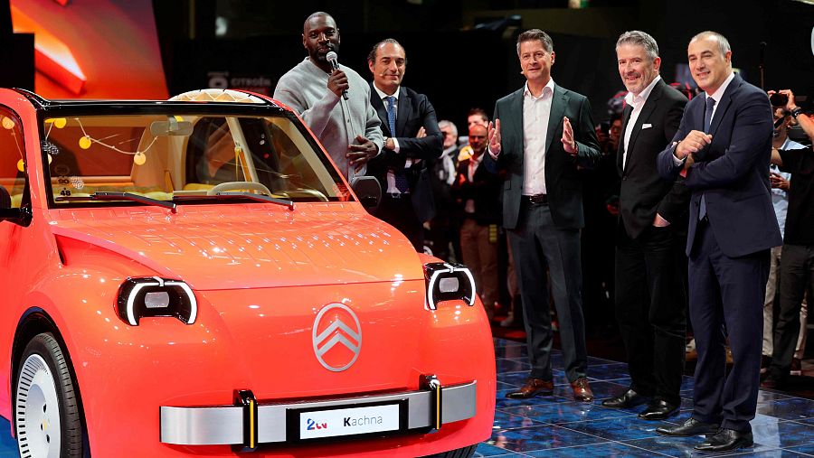 El actor Omar Sy junto al CEO del grupo Stellantis, Antonio Filosa y el CEO de Citroen y DS Automobiles, Xavier Chardon, en la presentación del Citroen 2CV Concept