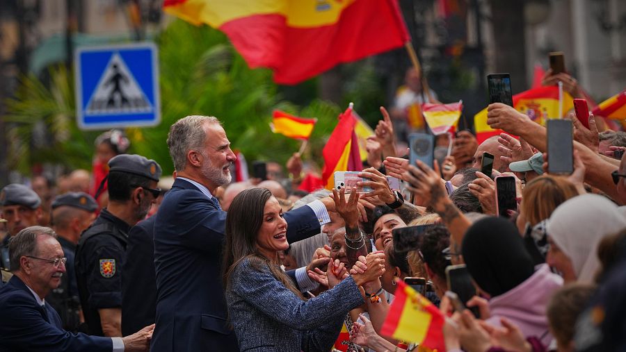 Los reyes Felipe y Letizia reciben un baño de masas a su llegada a Ceuta