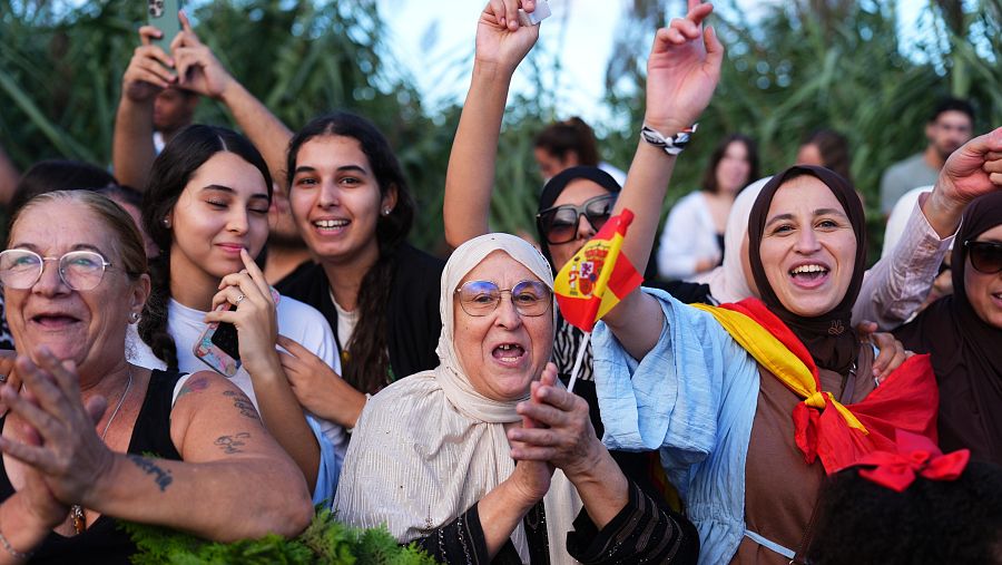 Mujeres ceutíes esperan y celebran la llegada de los reyes