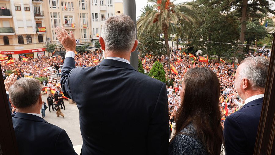 Los reyes saludan desde el balcón de la Asamblea de Ceuta, junto al presidente Juan Jesús Vivas y el ministro Ángel Víctor Torres