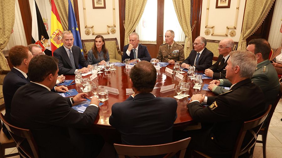 Don Felipe y doña Letizia se reúnen con representantes del Gobierno, la autonomía, la Policía Nacional y la Guardia Civil