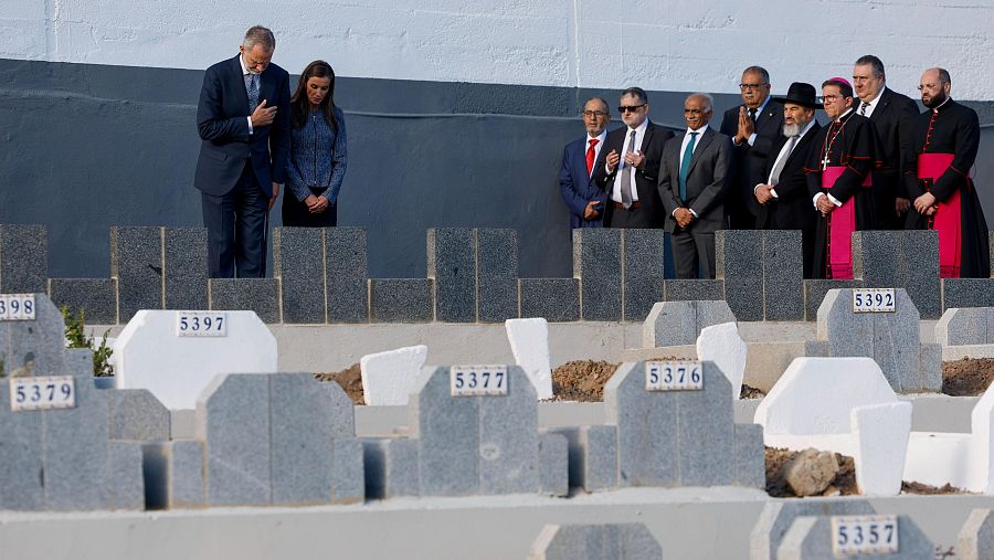Los reyes, durante el homenaje a las 140 personas que murieron al intentar entrar a nado en España desde Marruecos