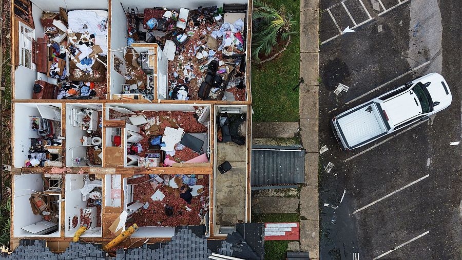 Un complejo de apartamentos con el techo arrancado tras el paso del huracán Isaías en Milton, Florida