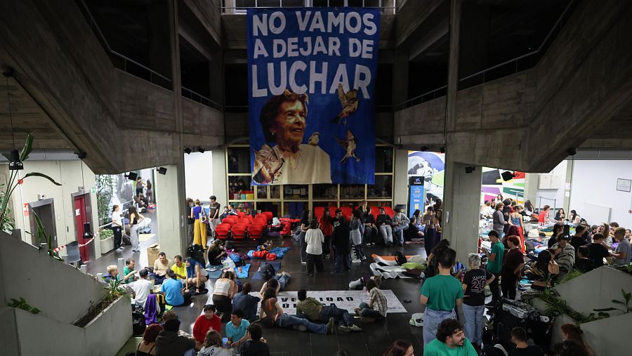 Varias personas durante encierro con motivo de la huelga educativa
