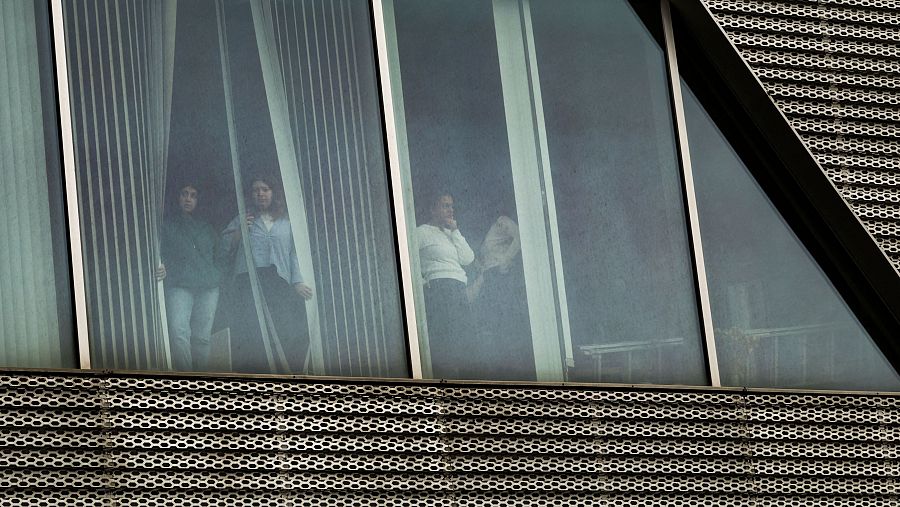 Trabajadores de Halk TV durante la redada policial