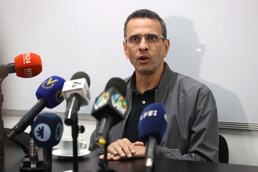 El diputado opositor venezolano Henrique Capriles atiende a la prensa