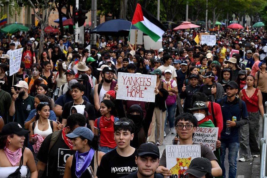 Manifestantes contra las políticas de Abelardo de la Espriella en Medellín