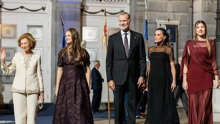 Los reyes, la princesa Leonor, la infanta Sofía y la reina Sofía tras la finalización de la entrega de premios