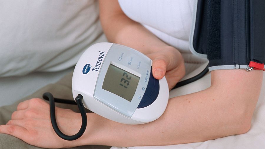 Tensiómetro clásico en consulta médica