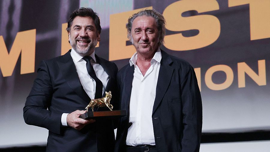 El director italiano Paolo Sorrentino (derecha) entrega el Premio a la Carrera del Festival de Cine de Roma a Javier Bardem en Roma.