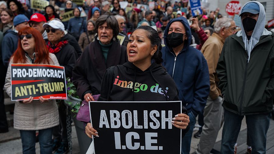 Personas gritan consignas durante una concentración de No Kings en Nueva York, Estados Unidos.