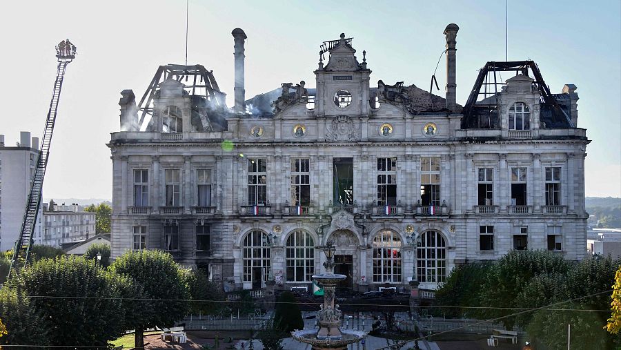 Fachada parcialmente quedama del Ayuntamiento de Limoges