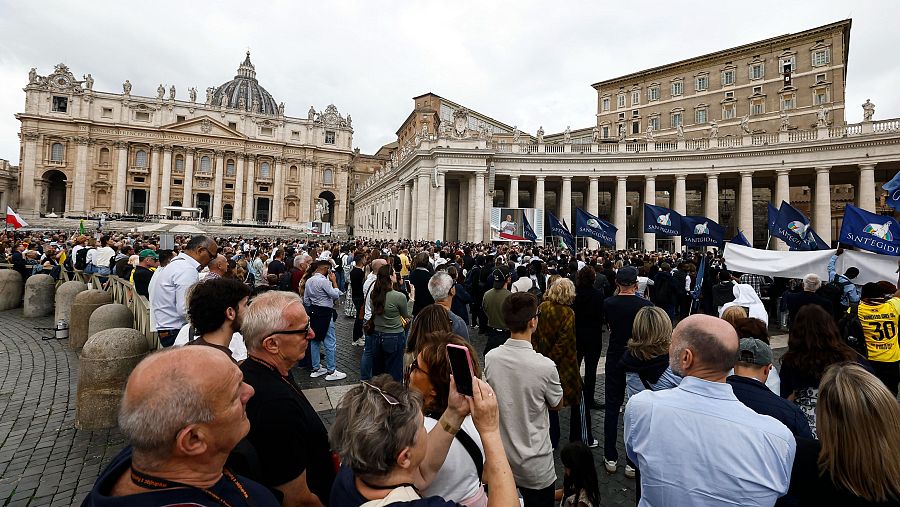 El papa reza el ángelus desde el Vaticano