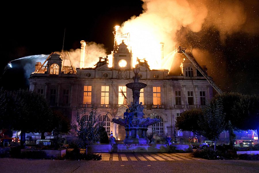 Un incendio consume y destruye el ayuntamiento de Limoges