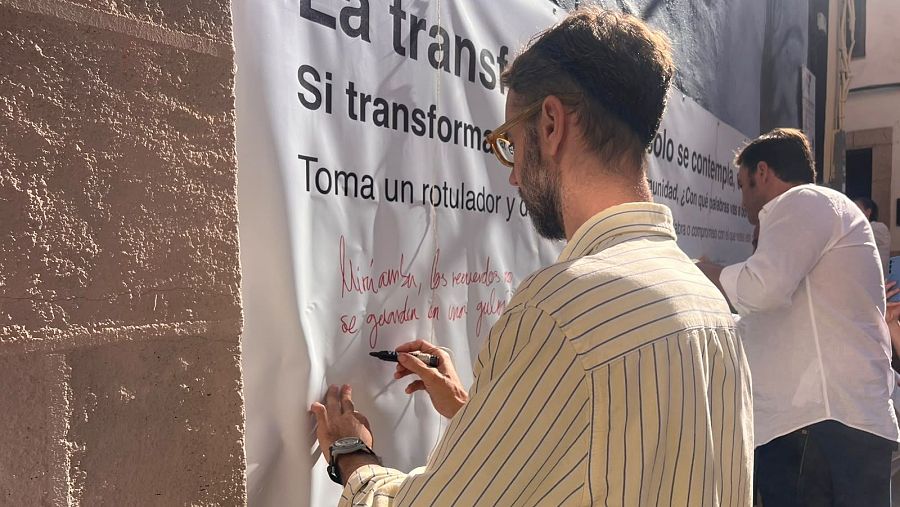 Brea escribe un mensaje bajo el mural 'Matilda'