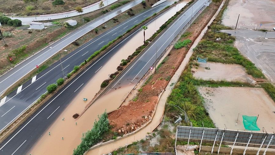 La carretera de acceso al aeropuerto de Ibiza, inundada por el paso de la dana Adam.