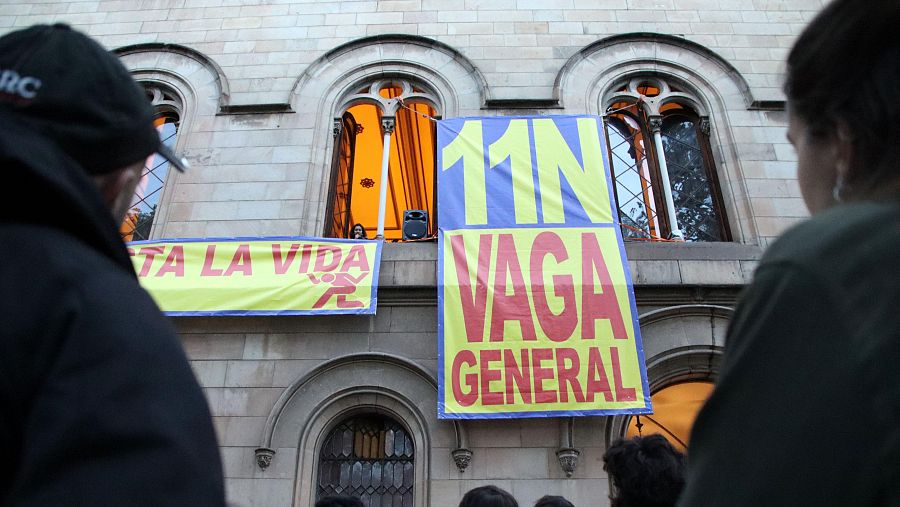 Una estudiant anunciant l'obertura de la 'casa de la vaga' a l'edifici històric de la Universitat de Barcelona