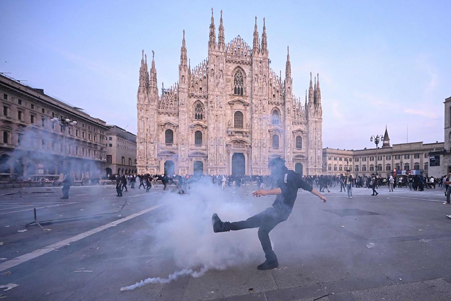 Manifestantes se enfrentan a la policía durante una protesta antigubernamental en la Piazza Duomo de Milán