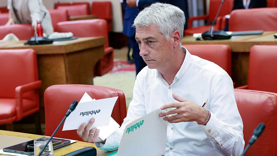 El candidato de EH Bildu a las elecciones del 29 de noviembre, Oskar Matute, en una reunión de la Diputación Permanente del Congreso.