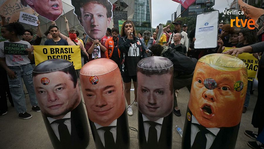Protesta en Sao Paulo con muñecos de Elon Musk, Pavel Durov, Mark Zuckerberg (dueños de X, Telegram y Meta, respectivamente) y de Donald Trump