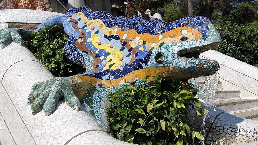 Detalle de una fuente con un dragón del Parque Güell de Gaudí