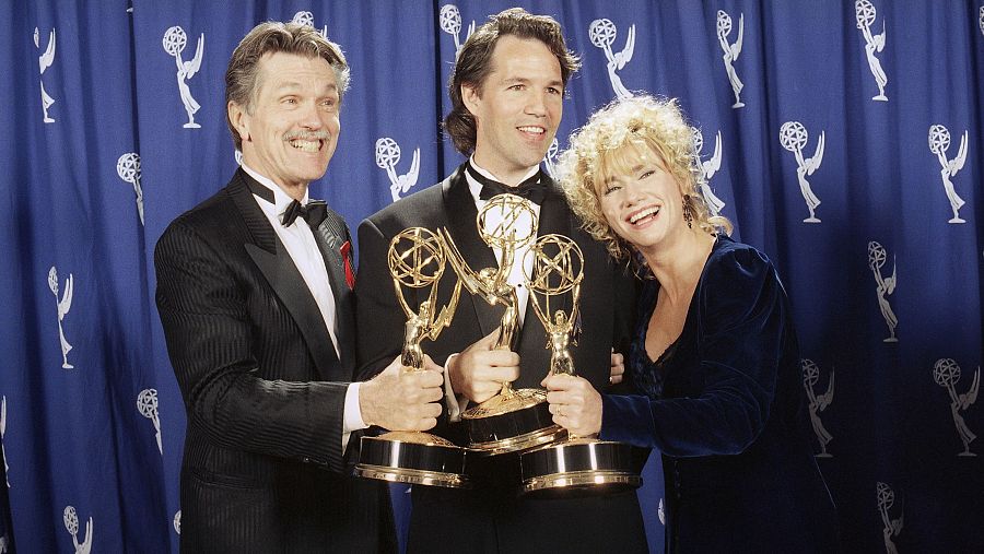 David E. Kelley, en el centro, creador de 'Picket Fences', posa junto a los actores Tom Skerritt, a la izquierda, y Kathy Baker, tras ganar el premio a la mejor serie dramática de los premios Emmy, el 19 de septiembre de 1993.