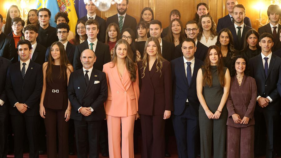 La Princesa Leonor y la infanta Sofía reciben en audiencia a los galardonados con los “Premios fin de grado 2025” de la Universidad de Oviedo