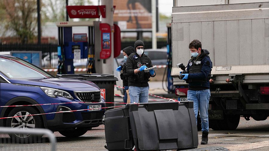 Policías investigan uno de los lugares de los tiroteos en Francia, en Trappes.