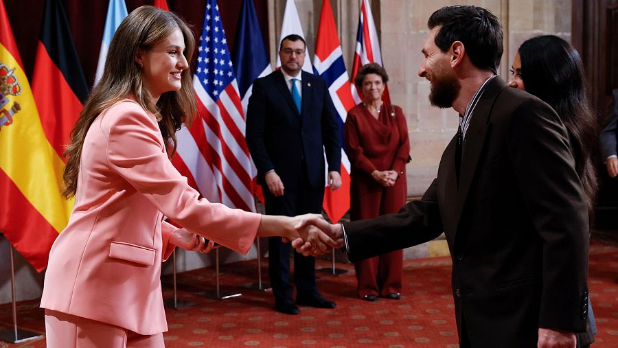 Leonor, princesa de Asturias saluda al futbolista argentino Leo Mess