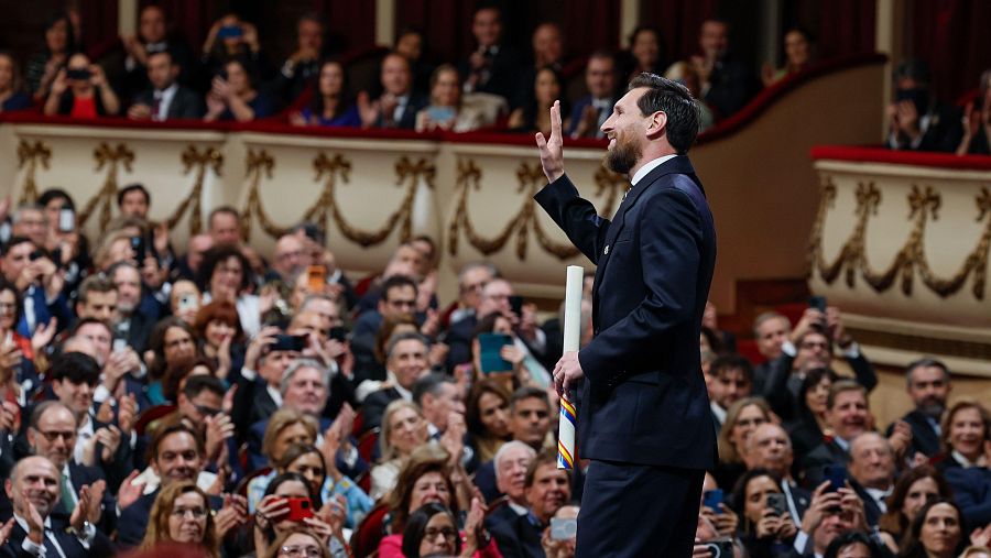 Leo Messi saluda al público del Teatro Campoamor