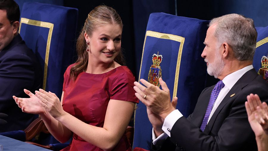 La Princesa de Asturias y el rey intercambian miradas cómplices