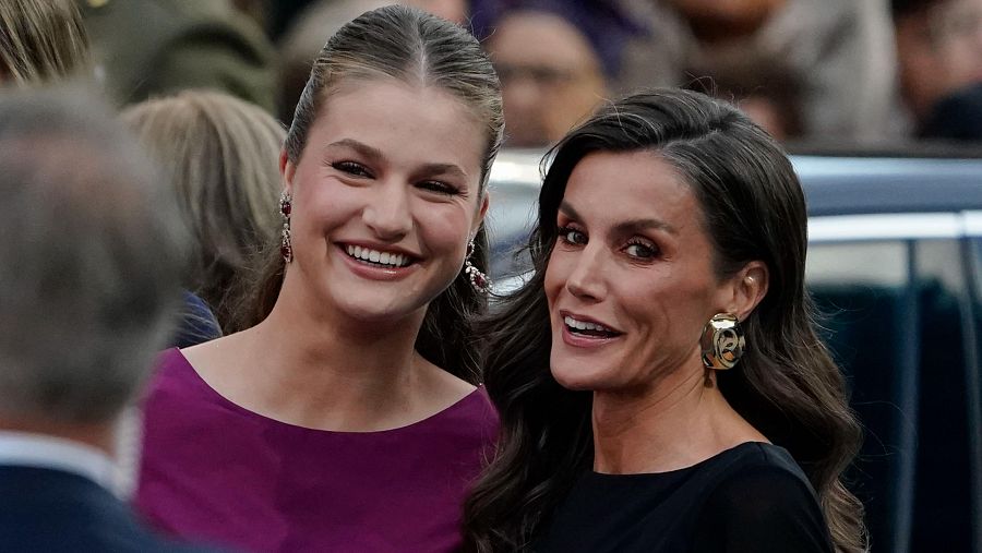 La Princesa de Asturias y la reina Letizia, muy sonrientes al llegar al Teatro Campoamor