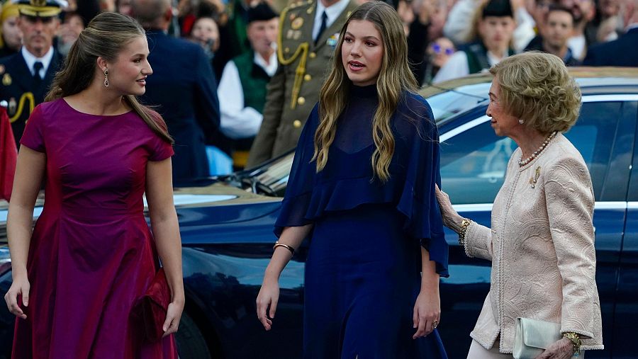 La infanta Sofía, entre su hermana Leonor y su abuela la reina emérita