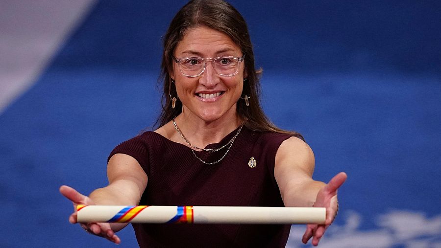 La astronauta, Christina Koch, con su diploma