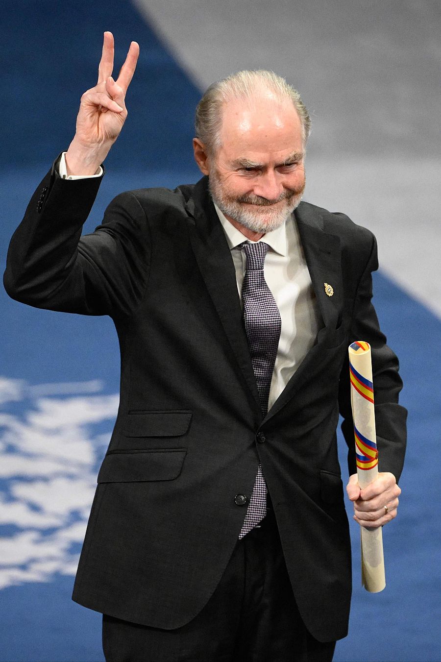 Timothy Garton Ash realiza el símbolo de la victoria