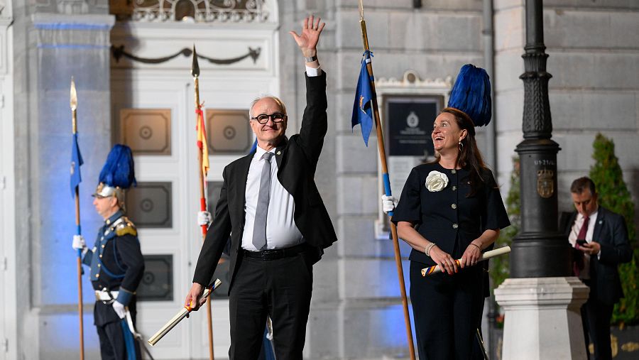 Los responsables de la Bóveda de Svalbard, Stefan Schmitz yLene Krol Andersen, a su salida de la ceremonia