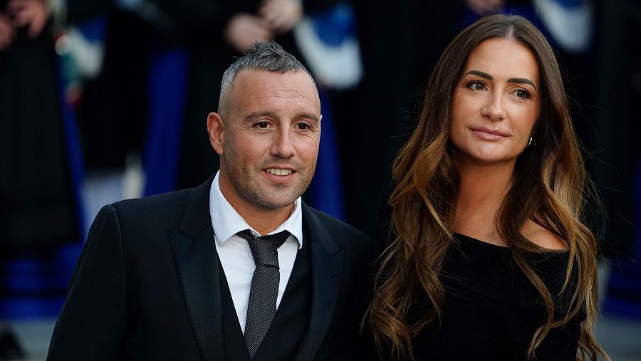 Santi Cazorla y su mujer