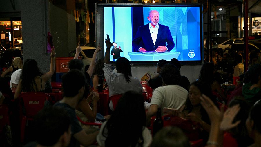 Simpatizantes de Lula Da Silva contemplan el debate por televisión que mantuvo con Flávio Bolsonaro antes de las elecciones que se celebrarán el domingo 25 de octubre.