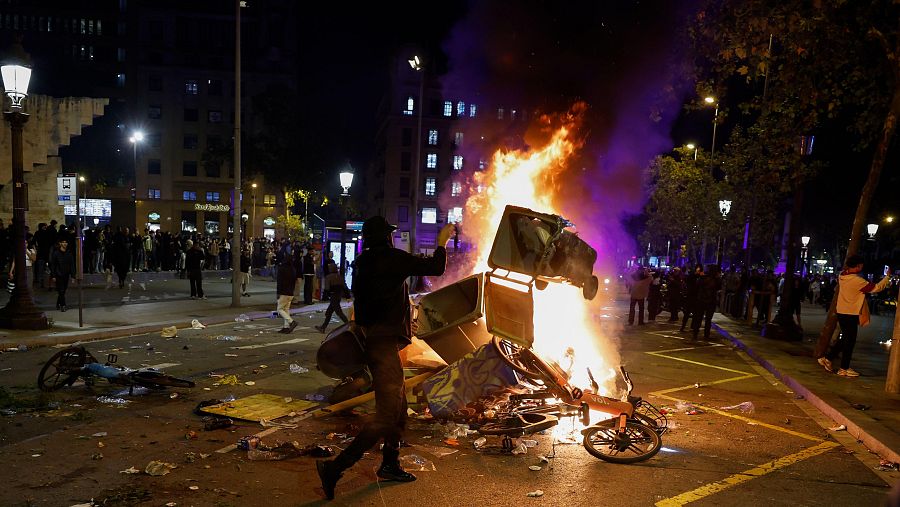 Una protesta de estudiantes en Barcelona degenera en disturbios