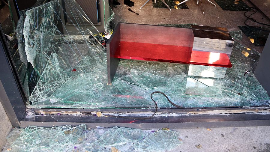 El vidre de l'aparador d'una òptica del centre de Barcelona completament destrossat pels aldarulls