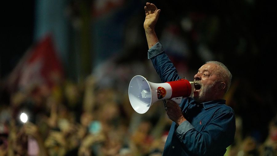 El presidente Luiz Inácio Lula da Silva se dirige a sus seguidores durante un mitin de celebración