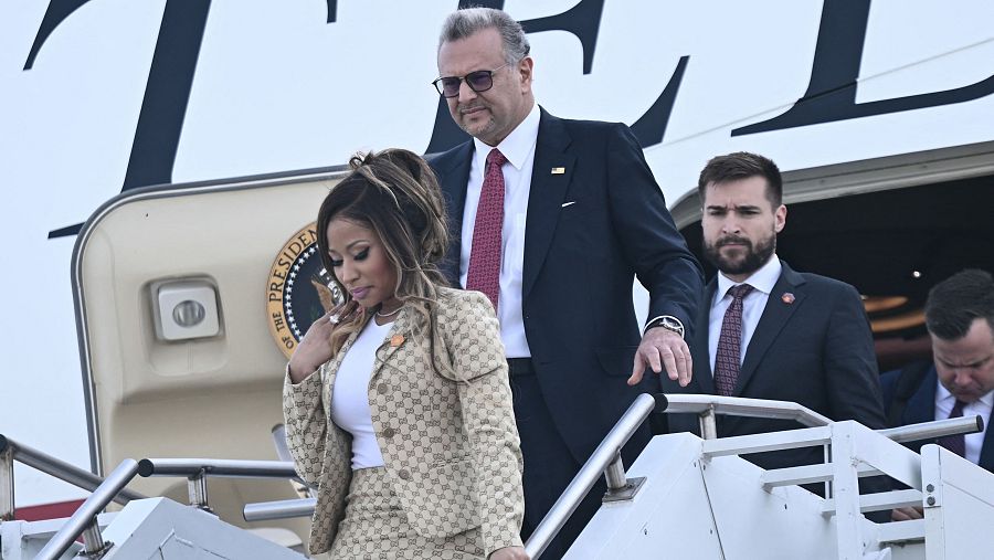 La rapera Nicki Minaj baja del Air Force One a su llegada a la base aérea de Selfridge, Michigan