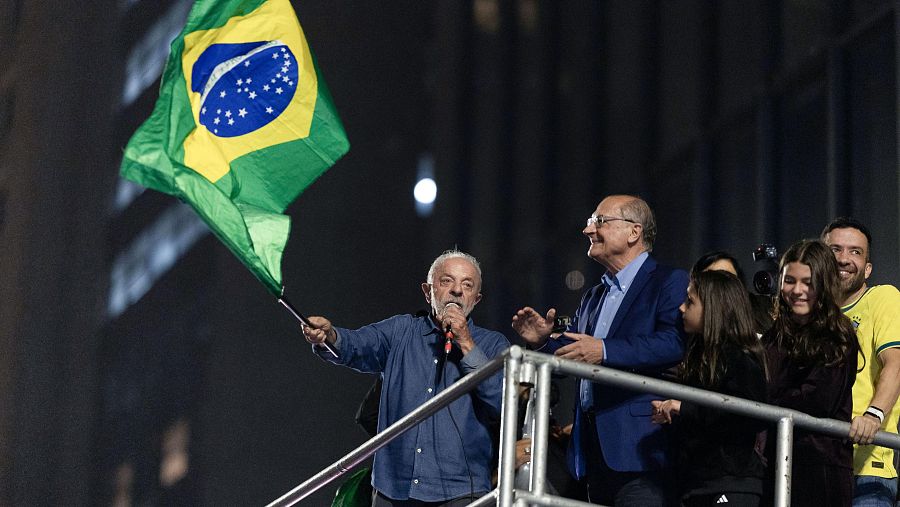 El presidente de Brasil, Luiz Inácio Lula da Silva (c), habla junto al vicepresidente, Geraldo Alckmin