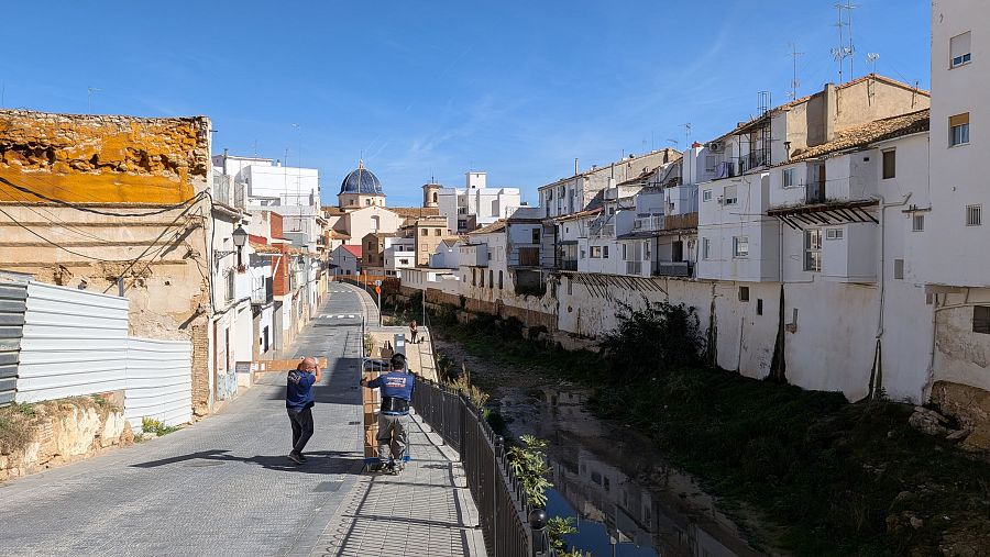 El barranco del Poyo, en el centro de Chiva. Se aprecia la destrucción en los edificios de ambos márgenes