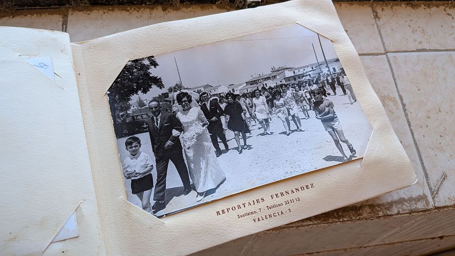 Álbum de fotos abandonado en una casa destrozada por la riada en Picanya, Valencia