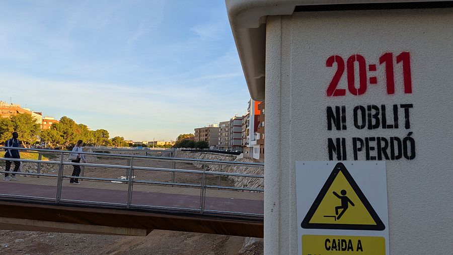 Pintada en Paiporta contra la gestión de la dana por parte de la Generalitat